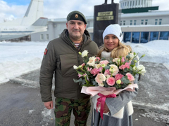 В Саратове депутат Калинин цветами и конфетами поздравил женщин с 8 Марта