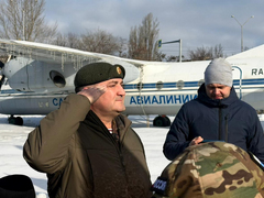 В Саратове депутат Калинин цветами и конфетами поздравил женщин с 8 Марта