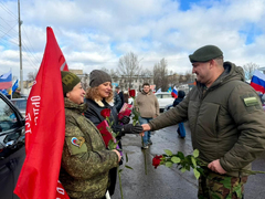 В Саратове депутат Калинин цветами и конфетами поздравил женщин с 8 Марта