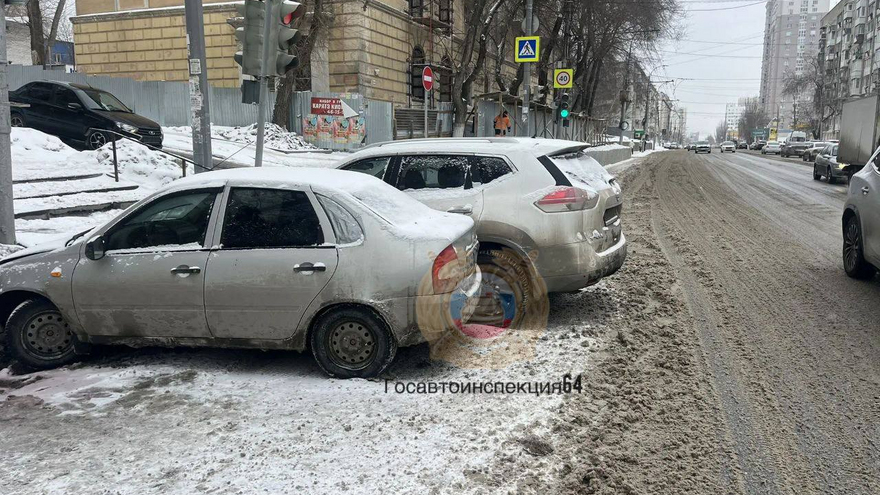 В Саратове попавшая в ДТП машина сбила пенсионерку