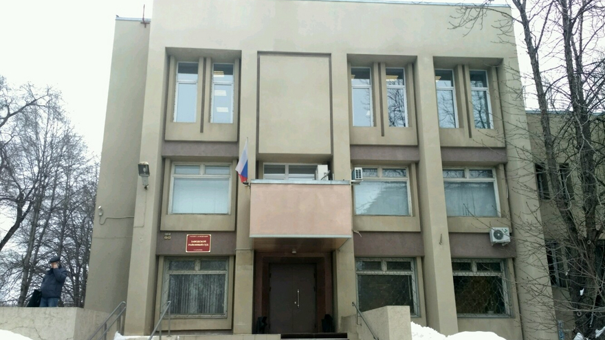 Саратовца оштрафовали за флаг сатанистов* на окне