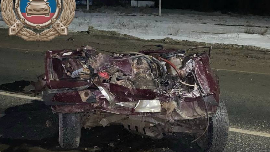 Легковушку разорвало надвое в столкновении со столбом на саратовской трассе