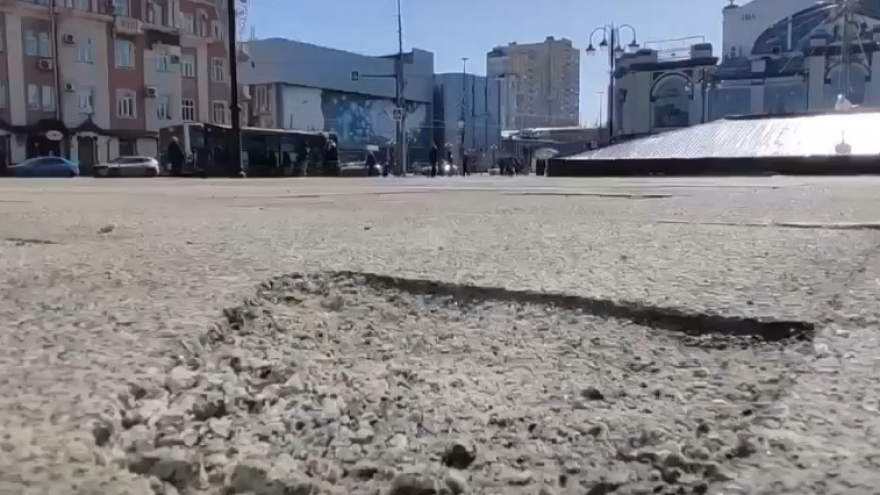 В Саратове на Аллее роз разваливается тротуарная плитка