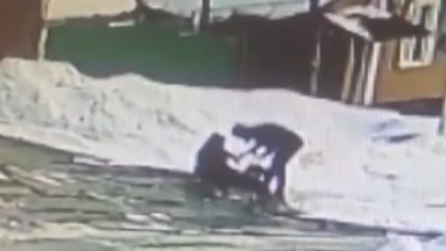 В Саратове прохожая украла золото у упавшей на улице пенсионерки