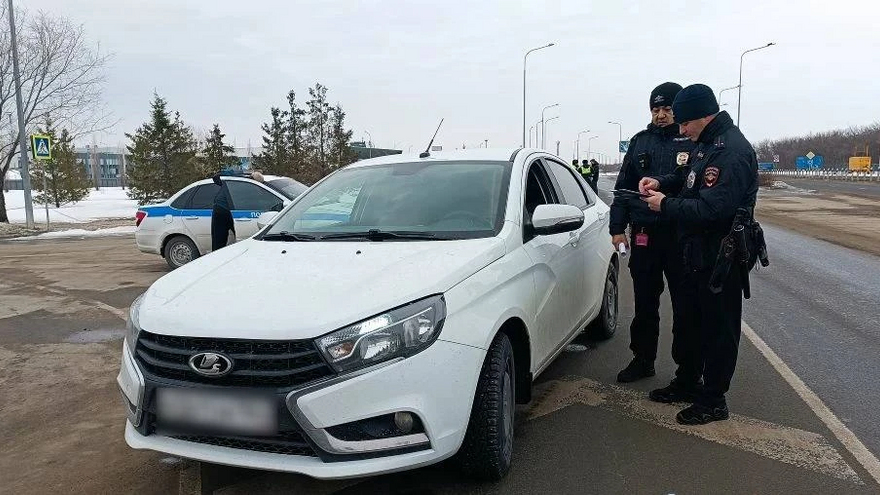В саратовском аэропорту поймали двух таксистов-нелегалов