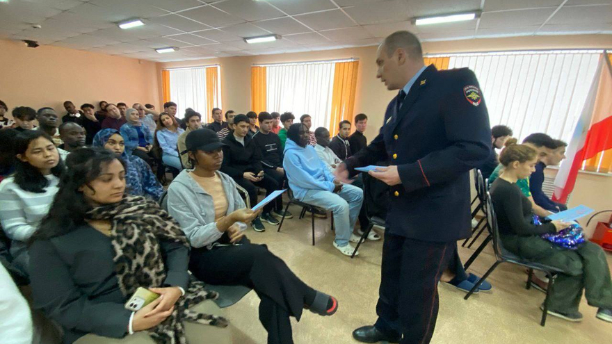 Саратовский полицейский посоветовал студентам-иностранцам не увлекаться наркотиками