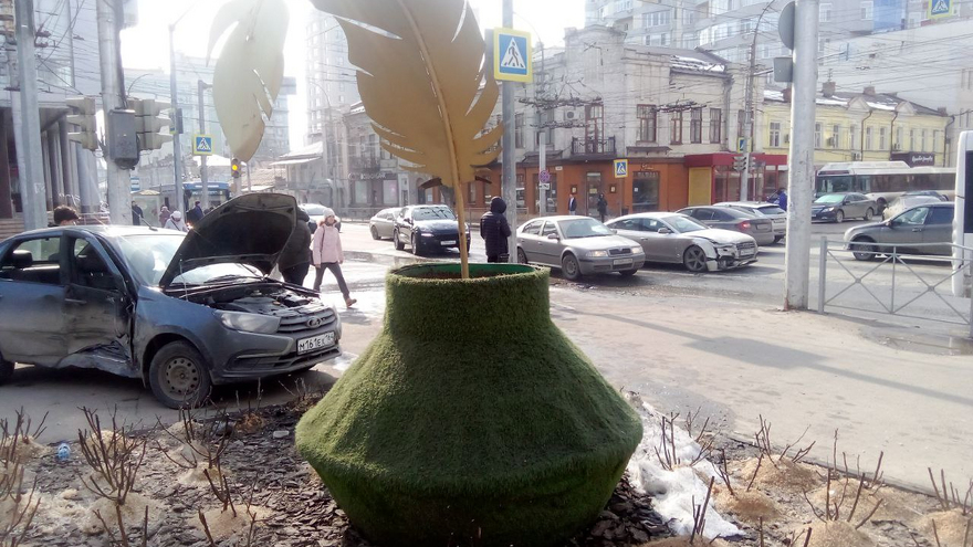 У гигантской чернильницы в центре Саратова столкнулись Лада и Audi