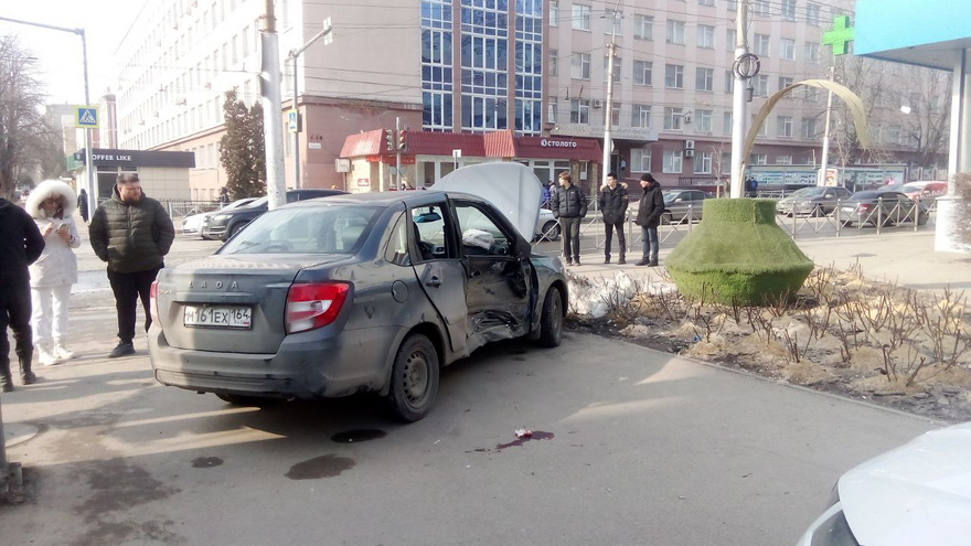 У гигантской чернильницы в центре Саратова столкнулись Лада и Audi