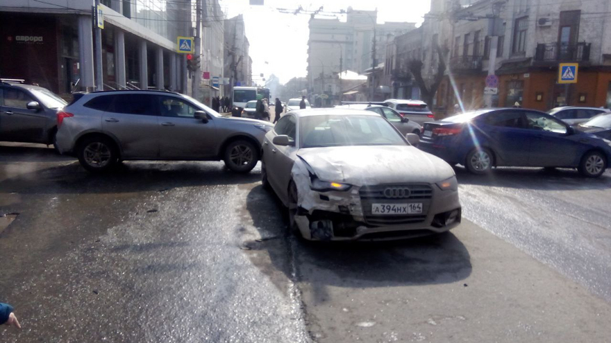 У гигантской чернильницы в центре Саратова столкнулись Лада и Audi