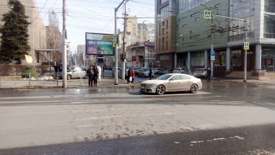 У гигантской чернильницы в центре Саратова столкнулись Лада и Audi