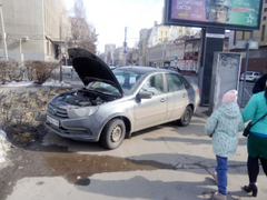 У гигантской чернильницы в центре Саратова столкнулись Лада и Audi