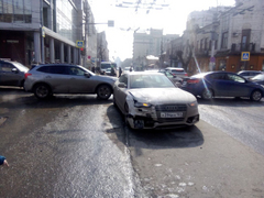 У гигантской чернильницы в центре Саратова столкнулись Лада и Audi