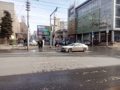 У гигантской чернильницы в центре Саратова столкнулись Лада и Audi