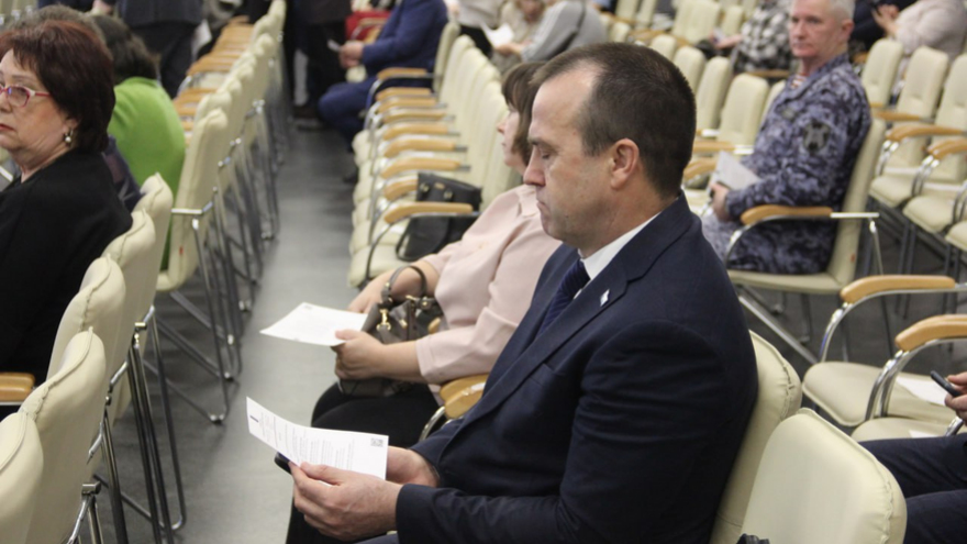 Губернатор потребовал добиваться повышения зарплат в Саратове