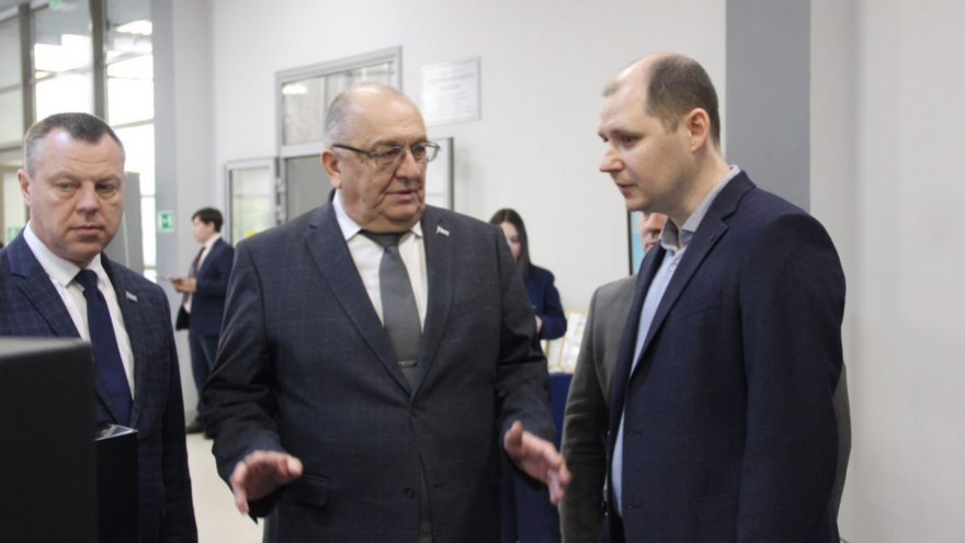 Губернатор потребовал добиваться повышения зарплат в Саратове