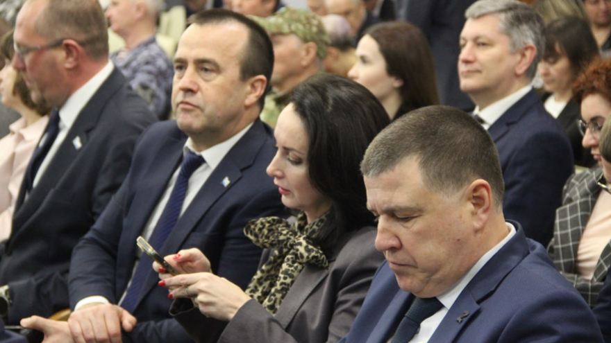 Губернатор потребовал добиваться повышения зарплат в Саратове