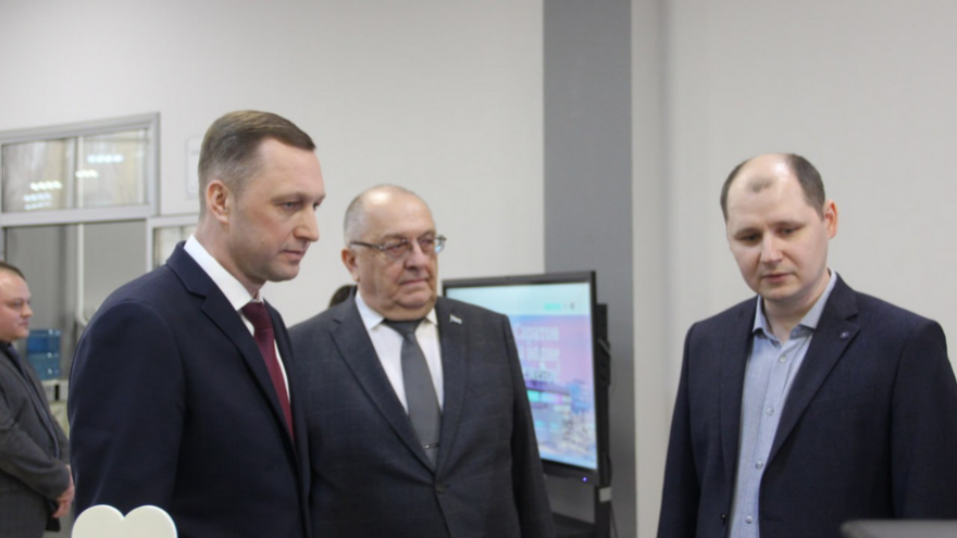 Губернатор потребовал добиваться повышения зарплат в Саратове