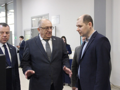 Губернатор потребовал добиваться повышения зарплат в Саратове