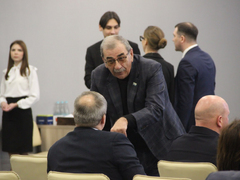Губернатор потребовал добиваться повышения зарплат в Саратове