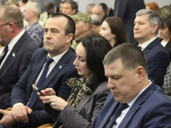 Губернатор потребовал добиваться повышения зарплат в Саратове