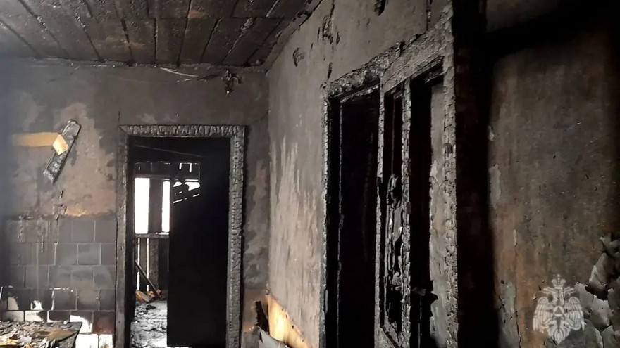 Под Саратовом пожарные нашли труп в горевшем доме