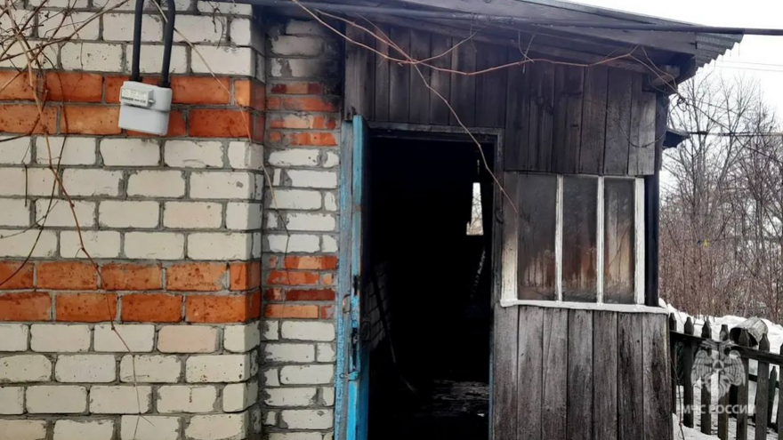 Под Саратовом пожарные нашли труп в горевшем доме