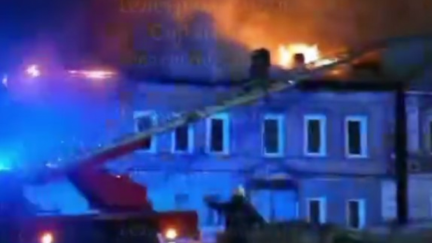 Ночью в центре Саратова горели два дома под расселение: видео