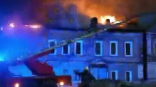 Ночью в центре Саратова горели два дома под расселение: видео