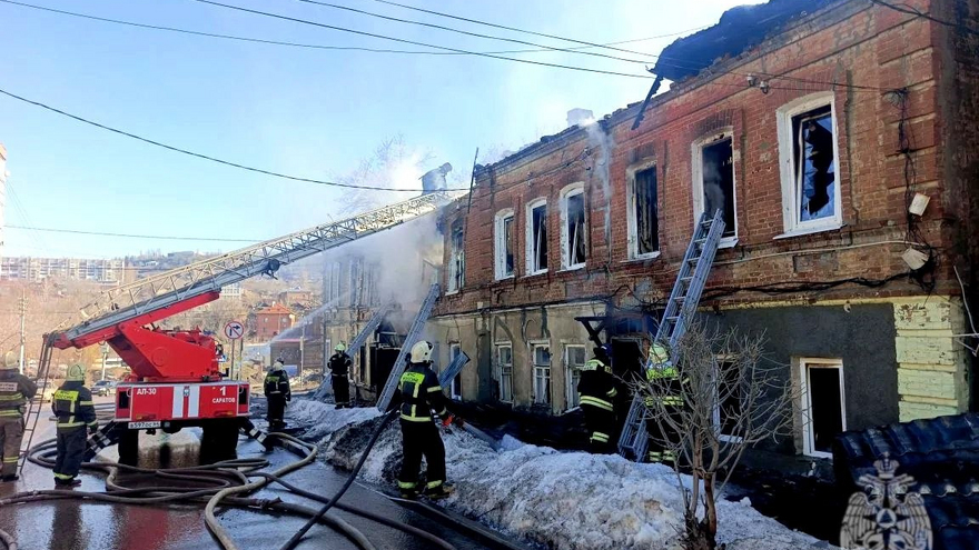 В горевшем доме в центре Саратова нашли труп