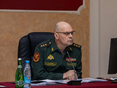 Замдиректора Росгвардии Плохой наградил военнослужащих в Саратове