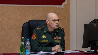 Замдиректора Росгвардии Плохой наградил военнослужащих в Саратове