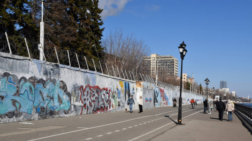 Дыры, трещины, тусклость: старая набережная Саратова требует благоустройства