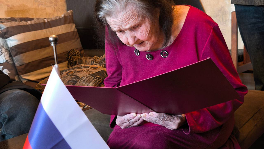 В Саратове 91-летней приезжей с Украины выдали российский паспорт