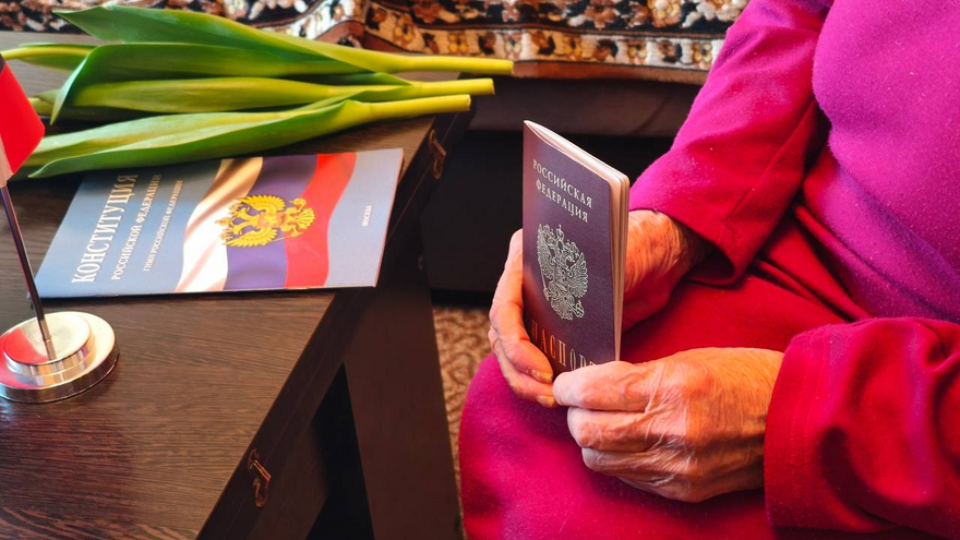 В Саратове 91-летней приезжей с Украины выдали российский паспорт