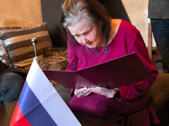 В Саратове 91-летней приезжей с Украины выдали российский паспорт