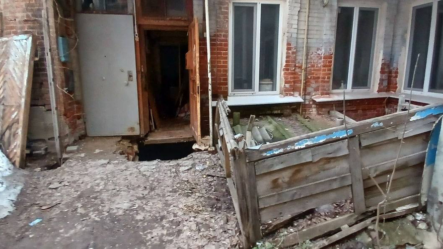 В Саратове завели уголовное дело из-за провала у входа в дом-памятник