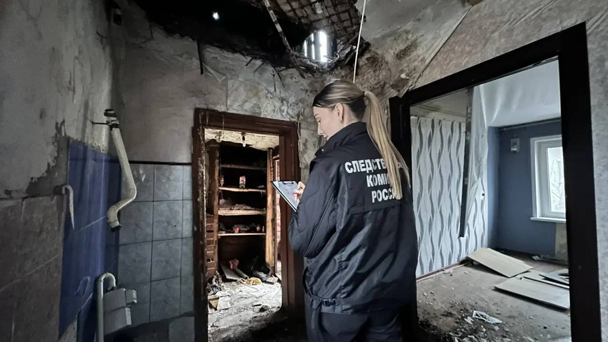В Саратове возбудили дело после обрушения потолка в доме под снос
