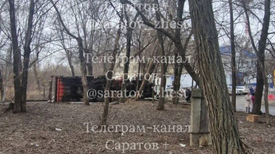 В Саратове мусоровоз влетел в дерево и опрокинулся