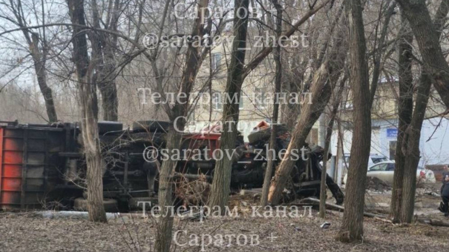 В Саратове мусоровоз влетел в дерево и опрокинулся