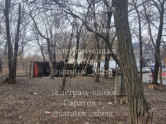 В Саратове мусоровоз влетел в дерево и опрокинулся