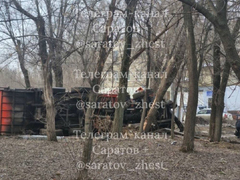 В Саратове мусоровоз влетел в дерево и опрокинулся
