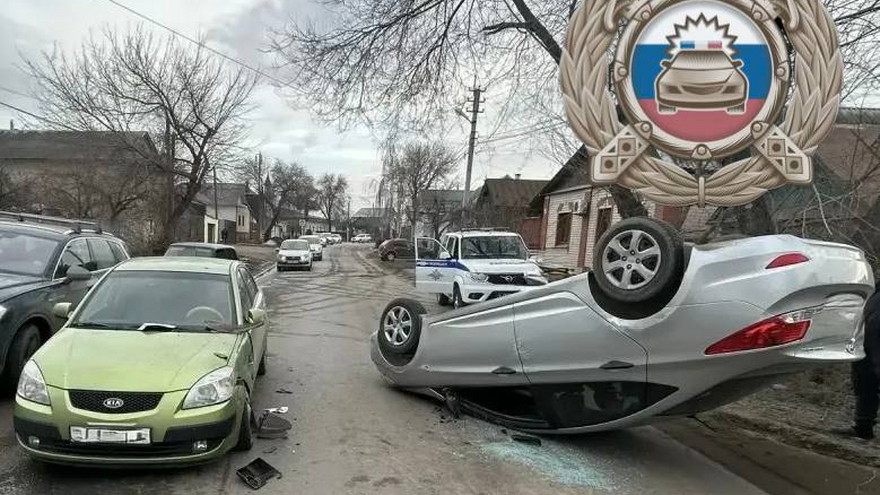 В Энгельсе перевернулся Hyundai с женщиной-водителем