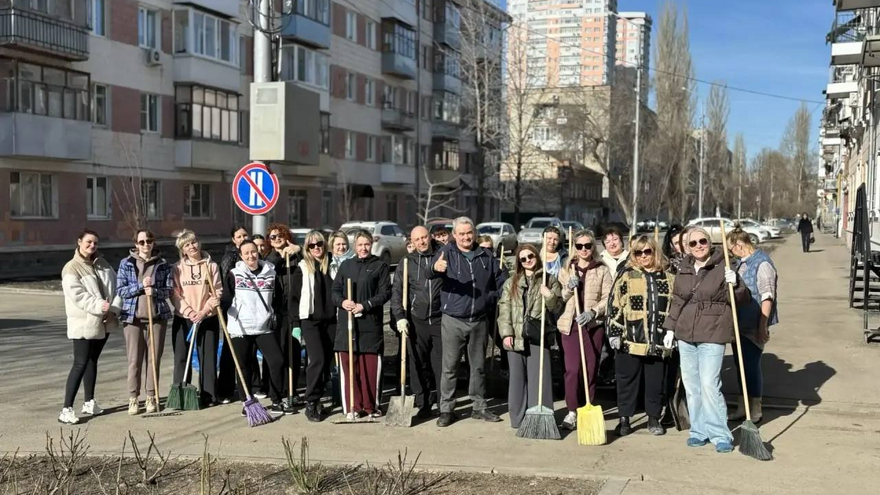 На субботнике в Саратове собрали 2 тысячи кубометров мусора