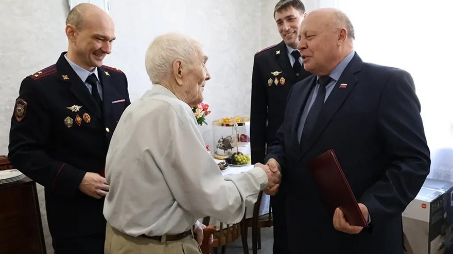 Саратовский ветеран отпраздновал 100-летие с полицейскими