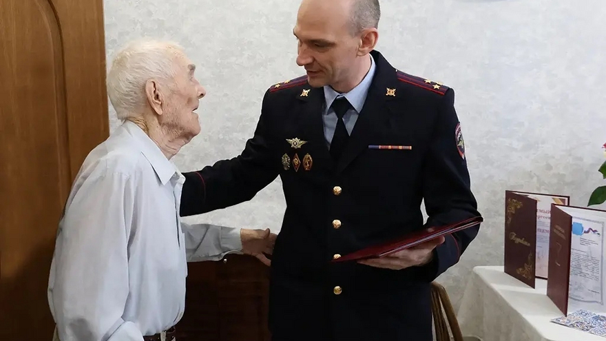 Саратовский ветеран отпраздновал 100-летие с полицейскими