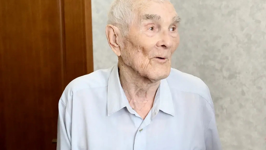 Саратовский ветеран отпраздновал 100-летие с полицейскими