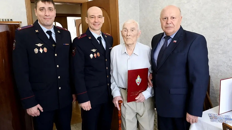Саратовский ветеран отпраздновал 100-летие с полицейскими