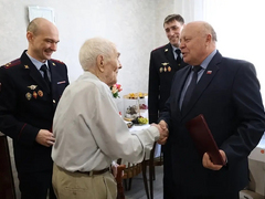 Саратовский ветеран отпраздновал 100-летие с полицейскими