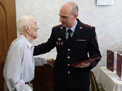Саратовский ветеран отпраздновал 100-летие с полицейскими