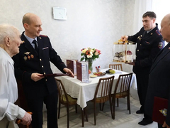 Саратовский ветеран отпраздновал 100-летие с полицейскими